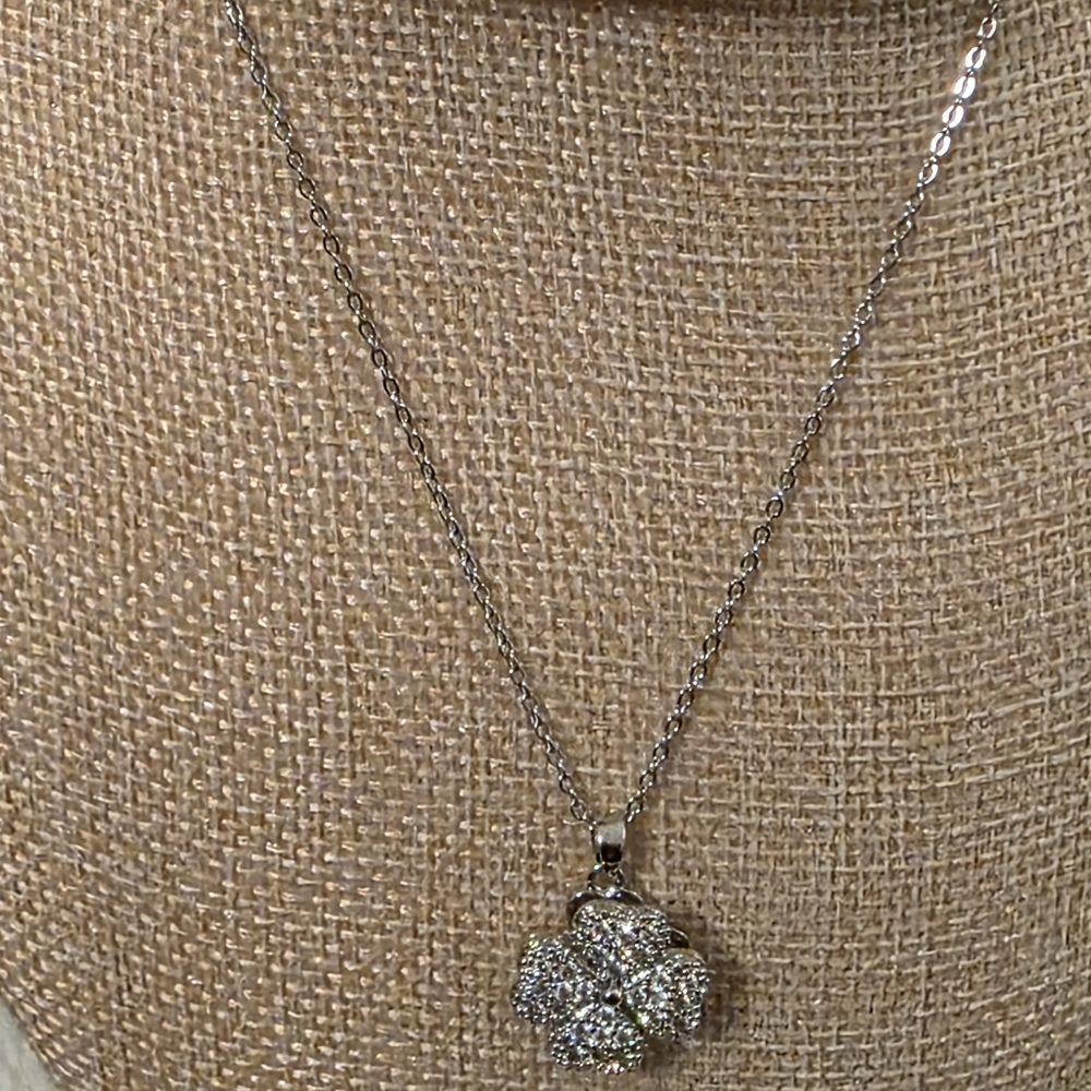 GEMELLI  Silver Flower Pendant Necklace